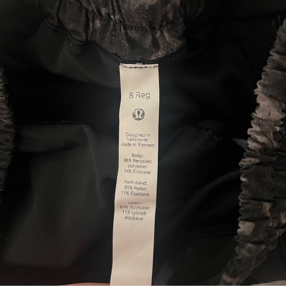 Lululemon Hotty Hot Shorts 2.5 (Low Rise) - Picture 2 of 3